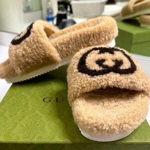 NIB $980 Authentic Gucci  Eileen Logo Genuine Shearling Slide Sandal - Size 8